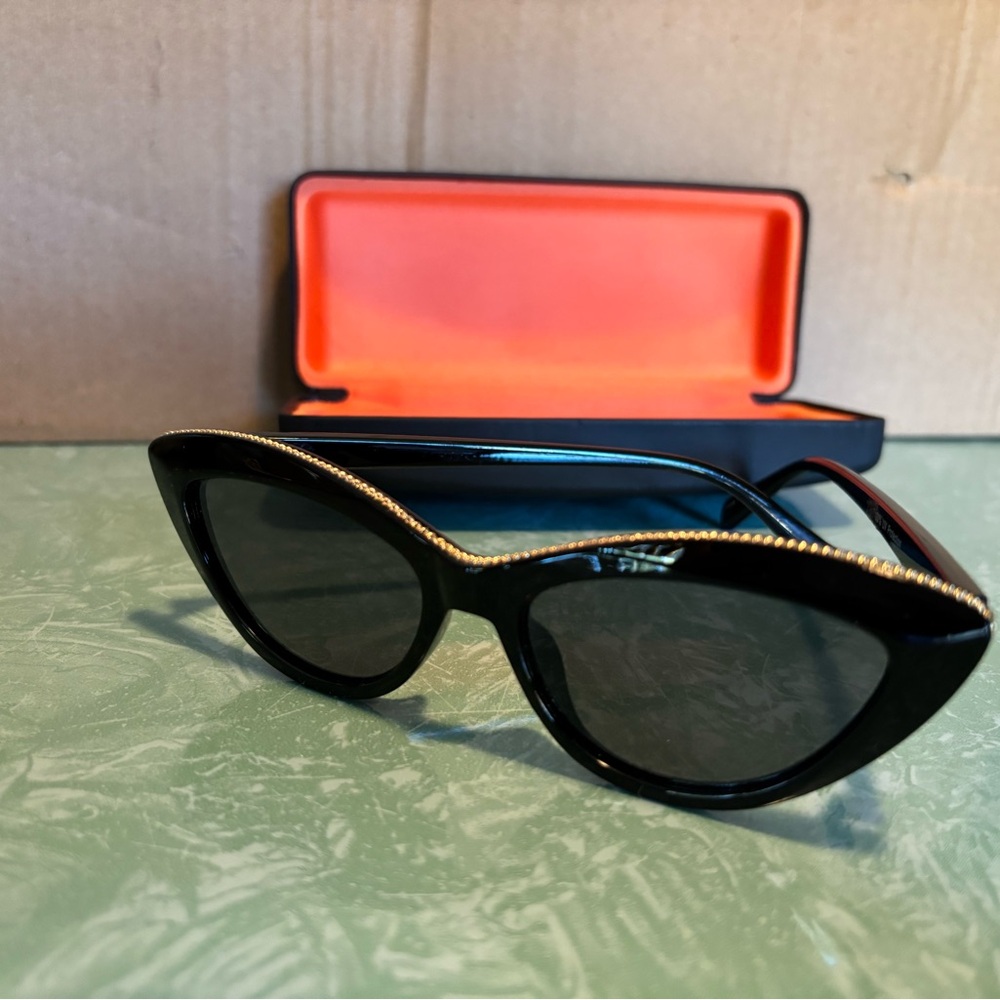 Chic Black CateyeSunglasses with Gold Accents